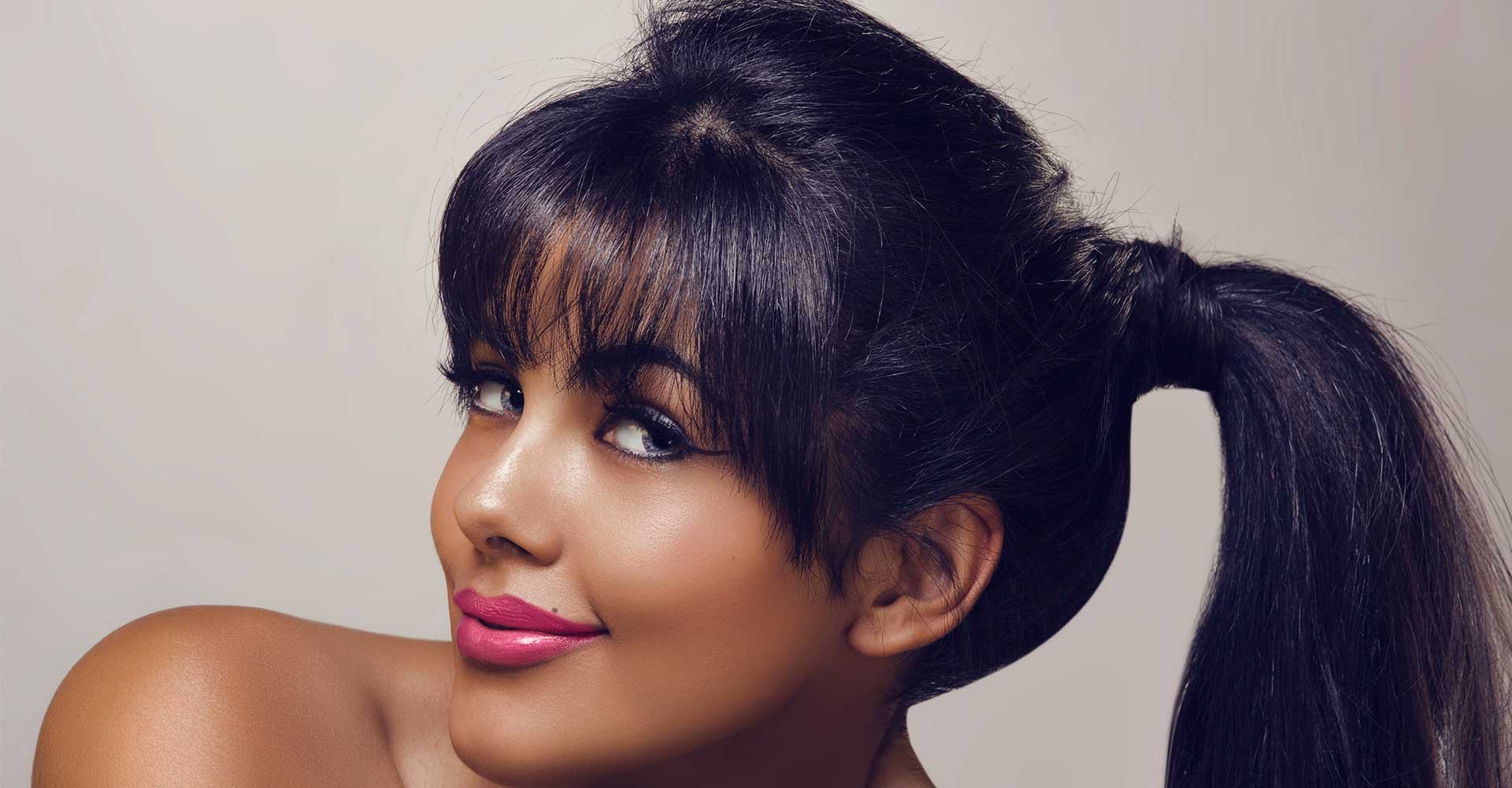 Modelo Morena Com Cabelo Preto Com Rabo De Cavalo